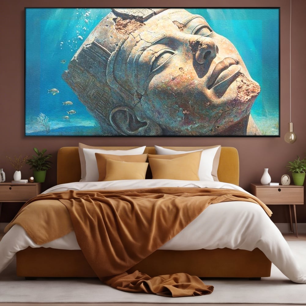 Tablou canvas cu cap de statuie faraonica scufundat, in rama de aluminiu negru, pe perete intr-un dormitor